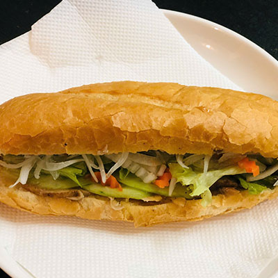 Bánh mì Việt Nam nhân giò chả thịt nướng chuẩn vị